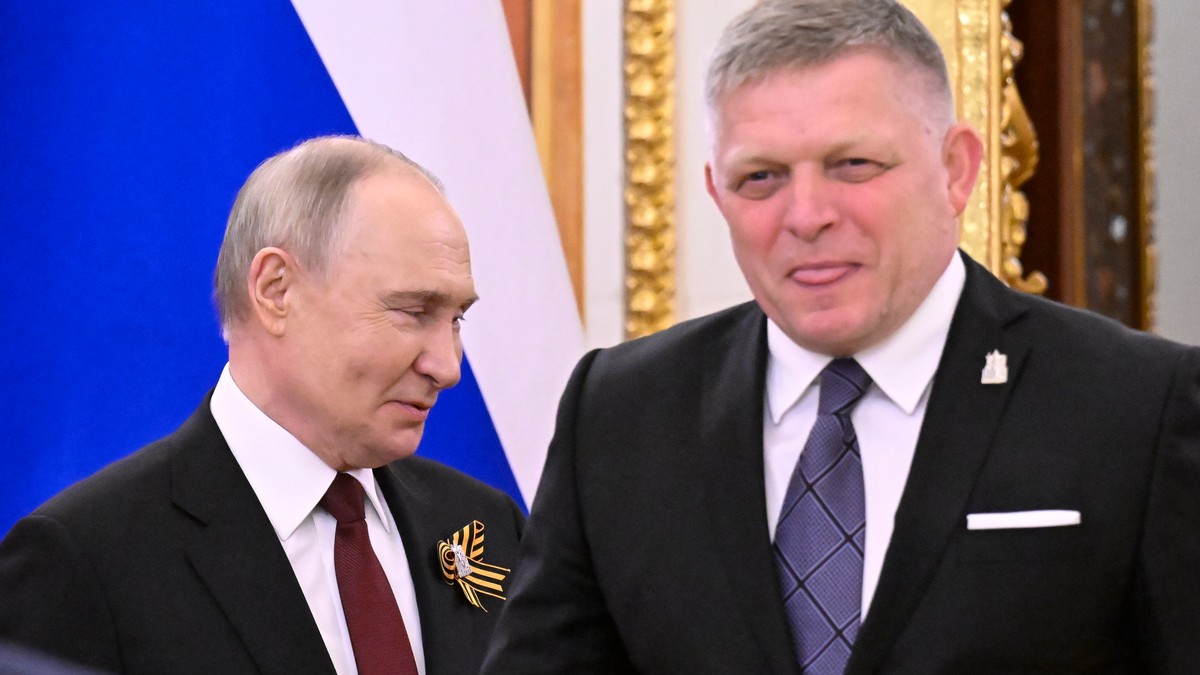 Vladimir Putin i Robert Fico na proslavi Dana pobede u Moskvi 2025. godine