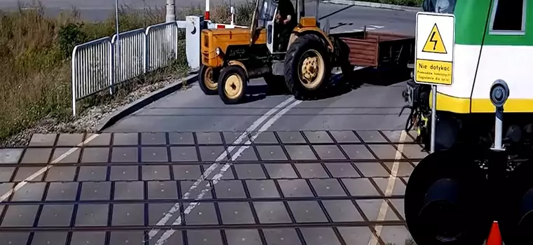 Traktorzysta na przejeździe kolejowym. Co on wyprawia! [Nagranie]