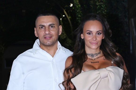 NAKON OPERACIJE ZADNJICE DOŠLA NA ŽURKU ELITE Vanja ruku pod ruku sa Janjušem stigla na slavlje: Bebica i Teodora nakon skandala nasmejani (Foto, Video)