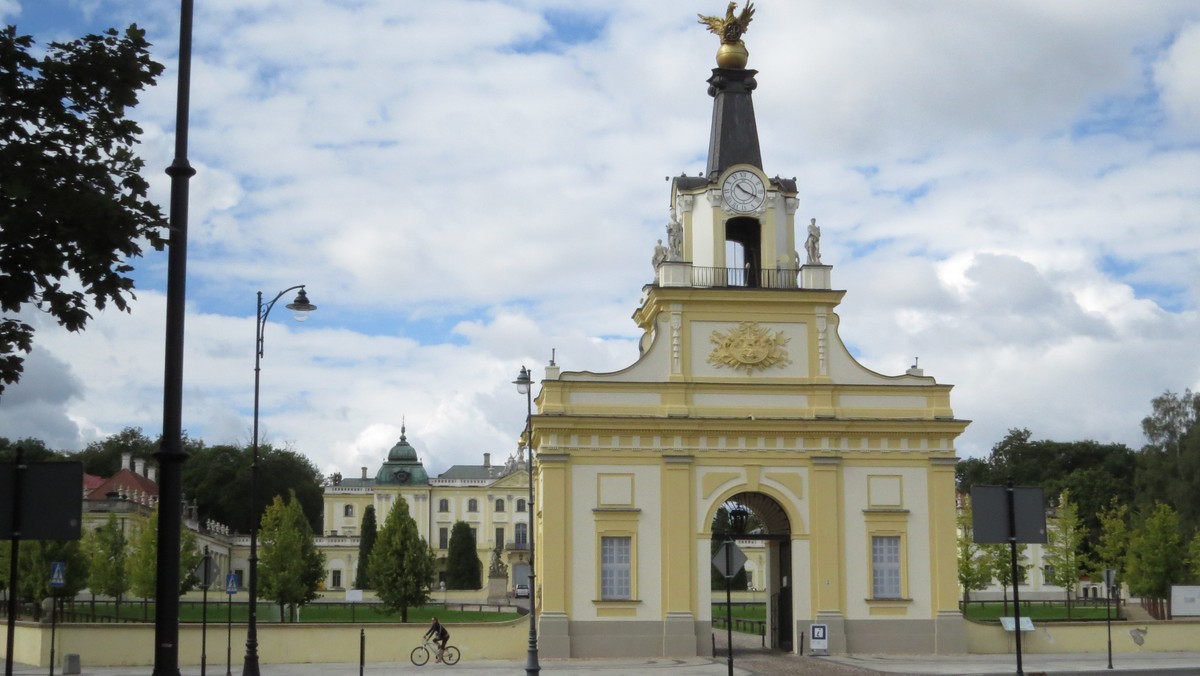 Reprezentacyjny wjazd do Pałacu Branickich w Białymstoku - Brama Wielka - została wyremontowana. Wygląda teraz jak nowa. Na jej renowację wydano 206 tysięcy złotych.