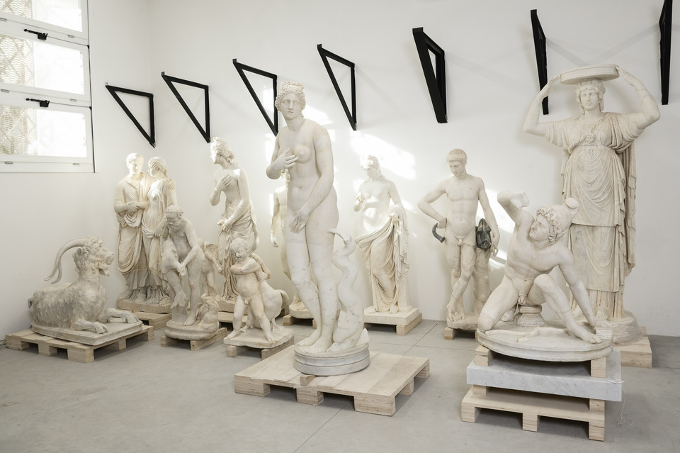 Grupa odrestaurowanych rzeźb - na pierwszym planie posąg Afrodyty (replika Wenus Medici) i klęczącego wojownika