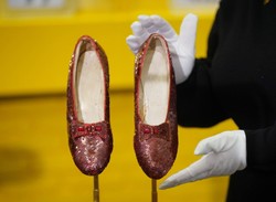 28 milionów za buty z kultowego filmu. Rekord pobity pięciokrotnie