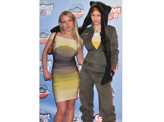 Zula Walkowiak (po prawej) - jako pierwsza odpadła z programu 'Top Model', jako jedyna robi wokół siebie tak duży szum. I naprawdę nie rozumiemy, dlaczego...