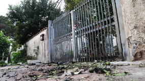 Dwa samochody wyleciały w powietrze. Bomba pod domem znanego dziennikarza
