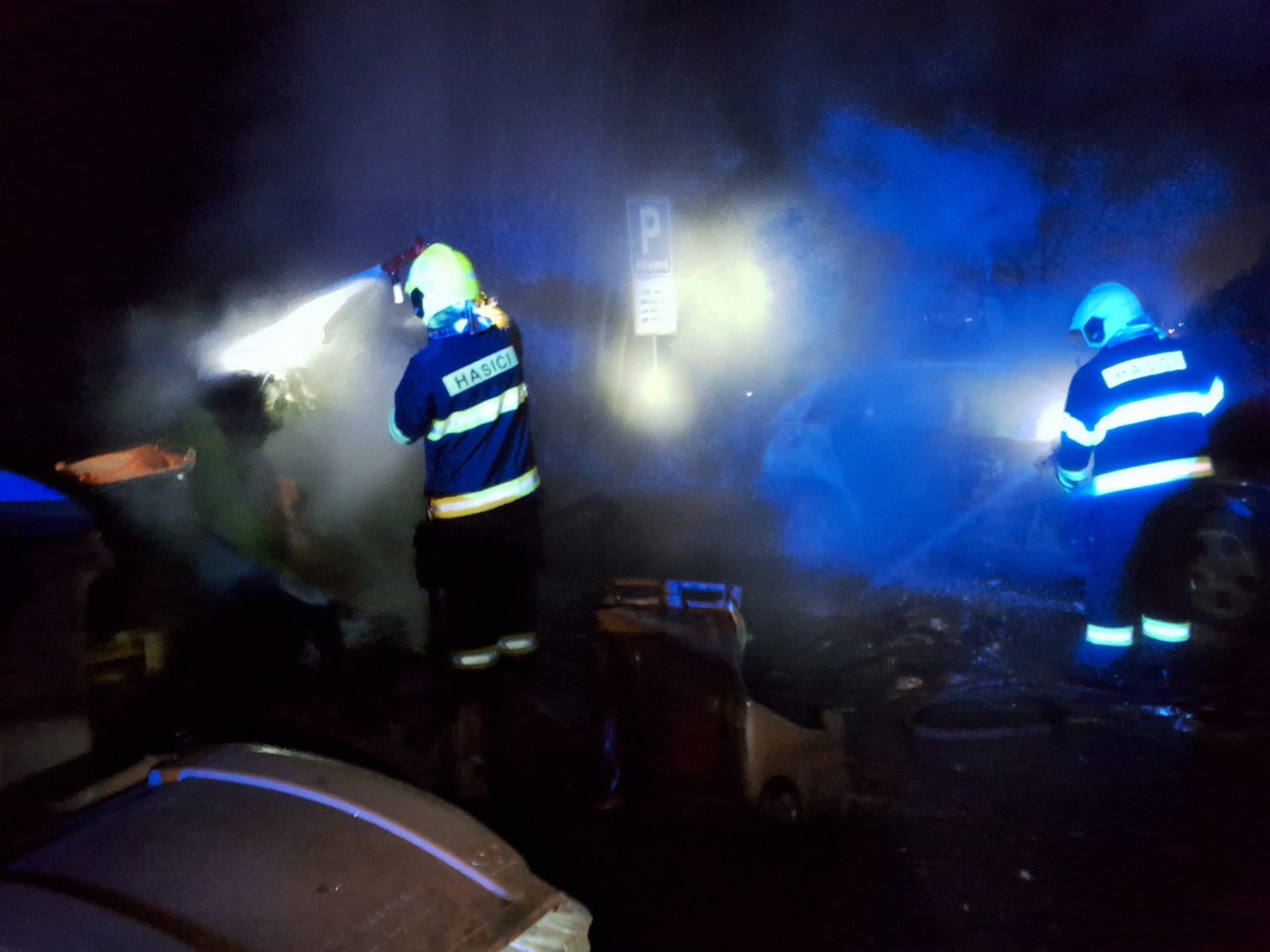 Požiar kontajnerov v Čadci poškodil blízko stojace autá. 