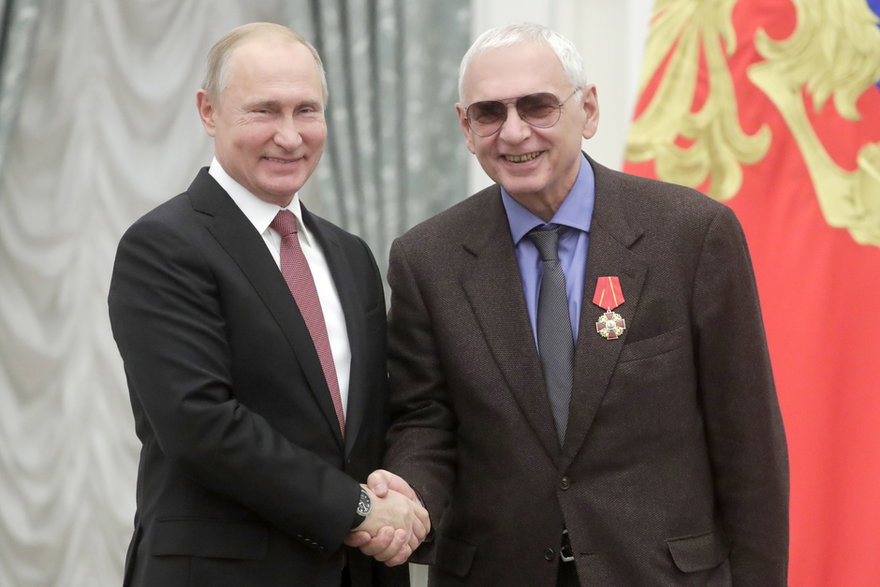 Władimir Putin wręcza reżyserowi Karenowi Szachnazarowowi Order Aleksandra Newskiego (2018)