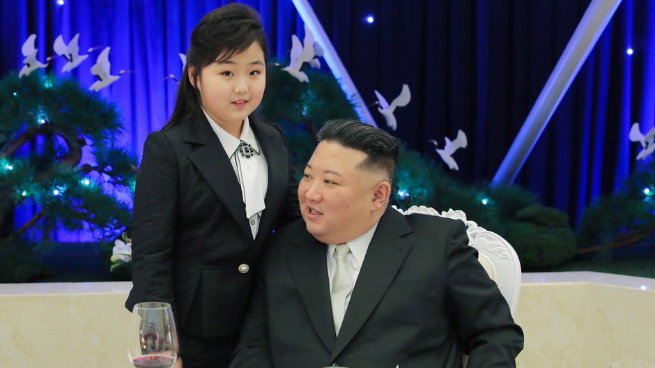 Kim Dzong Un z córką podczas bankietu z okazji rocznicy sił zbrojnych