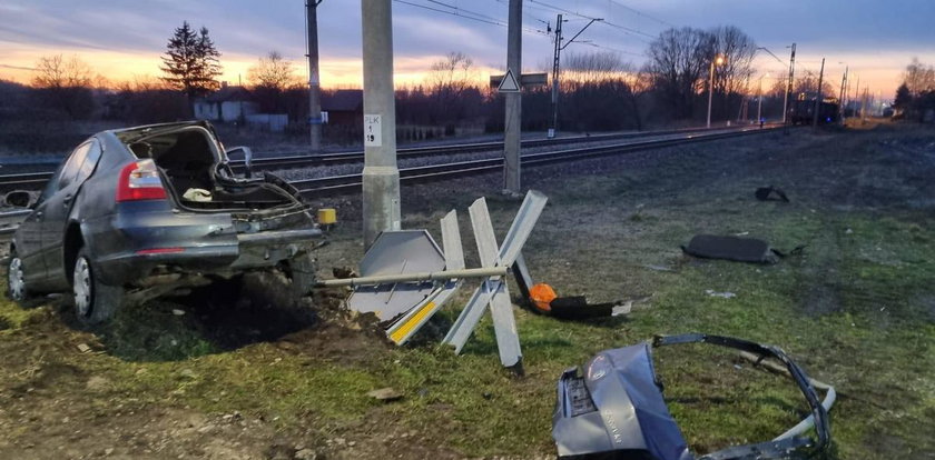 Wjechał wprost pod pociąg. Dramat pod Świdnikiem. Przerażające zdjęcia