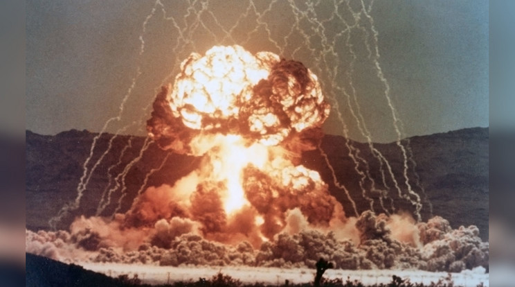 A kezdeti atomkísérletek előtt a fizikusok tapasztalatból nem tudhatták, hogy az ilyen nagy erejű robbanások hogyan hatnak a légkörre. Aztán számoltak és robbantottak. Az atomfegyverek azonban akkor is elpuszíthatják az emberi civilizációt, ha nem emésztik fel egy nukláris lácreakcióval a bolygó egész légkörét. / Fotó: ArchiveValley/Public Domain