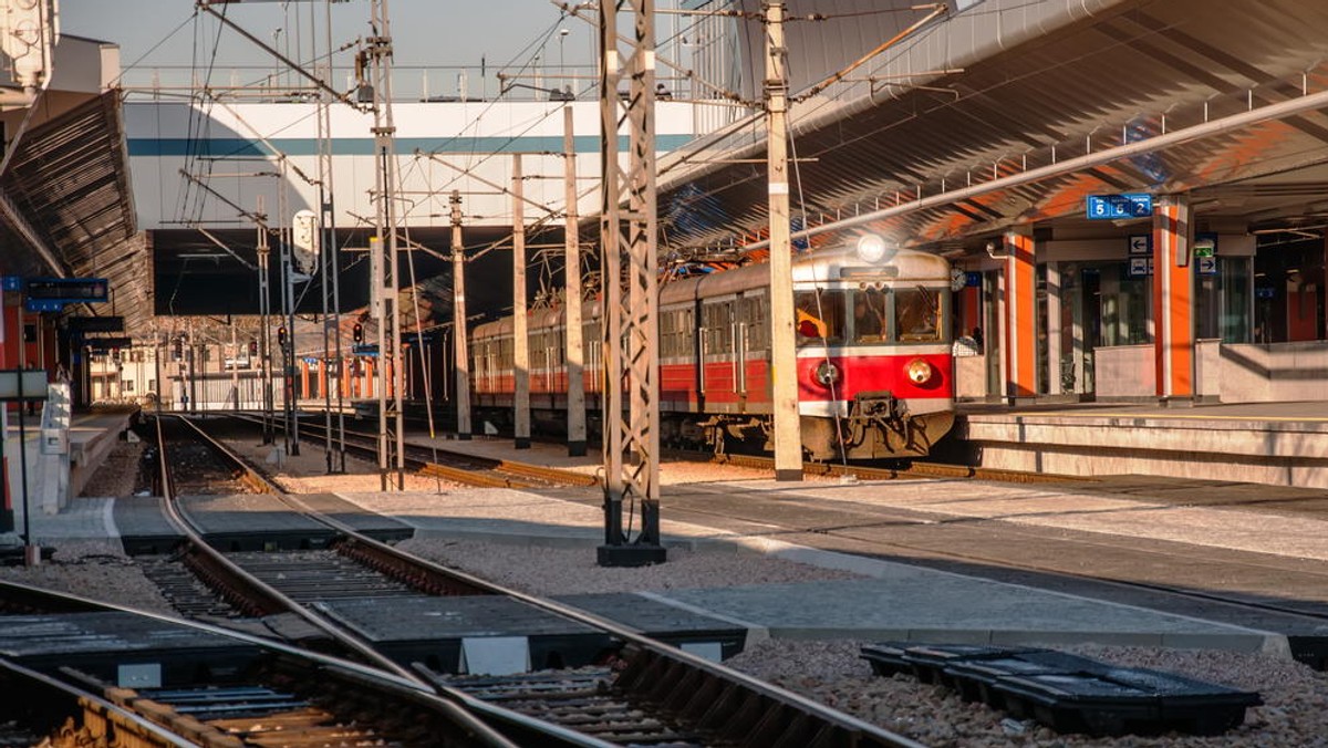 "Dziennik Gazeta Prawna" krytycznie o wyprzedawaniu nieruchomości przez Polskie Koleje Państwowe. Według gazety, uzyskane ze sprzedaży środki nie idą na spłacanie długów, ale na administrację.