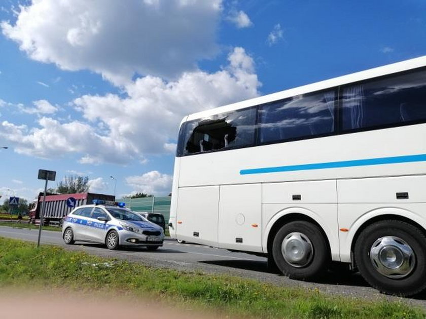 Wyskoczył na trasie przez okno autobus. Tłumaczenie zwala z nóg!