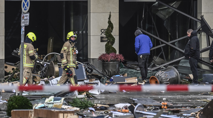 Tűzoltók mentik, ami menthető Berlinben / Fotó: MTI EPA