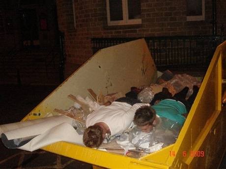 Użytkownicy facebooka znaleźli nową zabawę: prześcigają się w tym, kto zrobi bardziej absurdalne zdjęcie ludzi leżących twarzą w dół. Im dziwniejsze miejsce tym lepiej