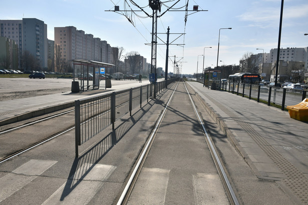 Opustoszałe przystanki tramwajowe w warszawskiej dzielnicy Bemowo