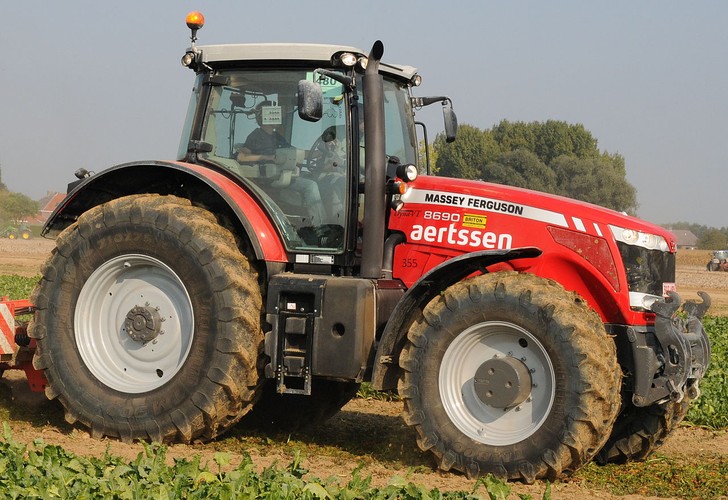 Ciągnik został wyposażony w 6-cylindrowy, 4-zaworowy silnik Sisu Diesel o pojemności 8,4 l, co pozwala mu osiągnąć moc maksymalną 340 KM. Na dachu Massey Ferguson 8690 znajdują się ogniwa fotowoltaiczne, które w razie potrzeby mogą zasilać elektronikę pokładową pojazdu. Ciągnik został również wyposażony w bardzo wygodną i obszerną kabinę z nowoczesnym systemem amortyzacji, który zdecydowanie zwiększa komfort pracy.

(fot. werktuigendagen/Flickr.com)