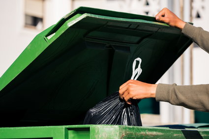 Jakie opłaty wiążą się z wywozem i segregacją śmieci?