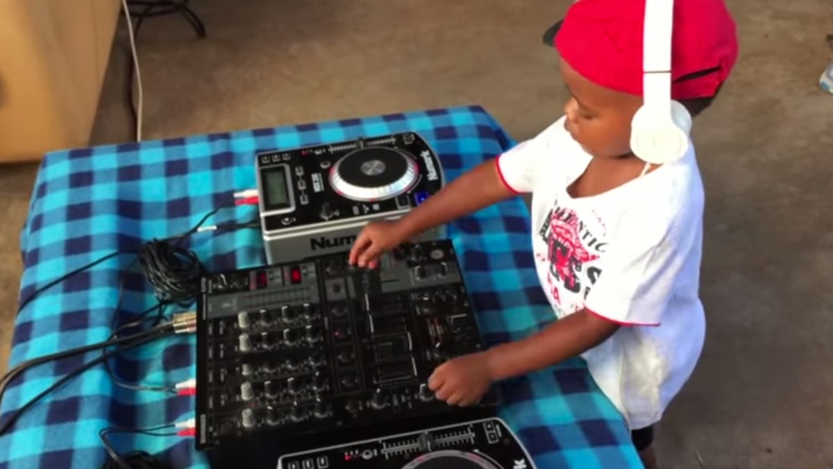 Dwuletni DJ Arch Jnr podbija internet. Utalentowany dzieciak stworzył miks walentynkowy, żeby "pokazać, jak bardzo kocha i docenia swoich fanów z całego świata".