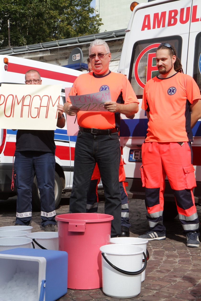 ice bucket challenge dyrektora pogotowia w Łodzi