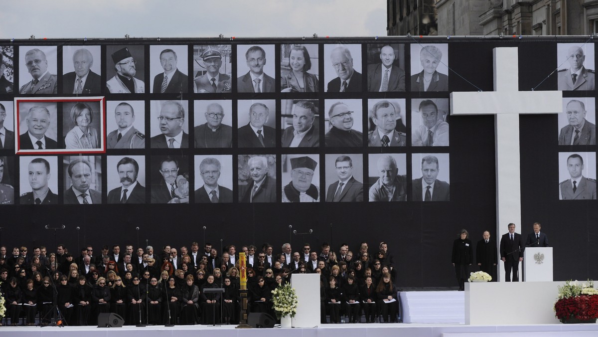 ARCHIWALNE KATASTROFA SMOLEŃSKA 5. ROCZNICA (Uroczystości żałobne na pl. Piłsudskiego)