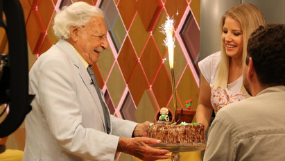 Különleges tortát kapott születésnapjára a 100 éves Bálint gazda