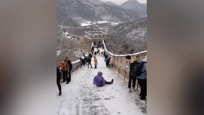 Döbbenetes látvány: turisták csúszkálnak a lefagyott kínai nagy falon – videó
