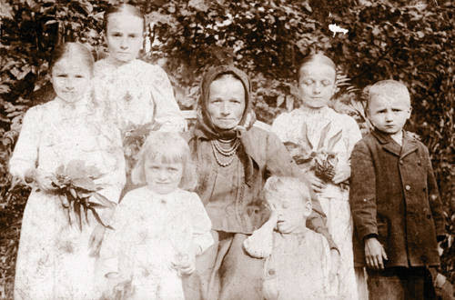 Rozalia z rodziną (druga od lewej)