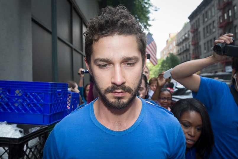 Co tym razem zmalował Shia LaBeouf? Palił marihuanę podczas spektaklu, awanturował się i krzyczał na gości teatru. Został aresztowany jeszcze w czasie trwania pierwszego aktu. Świadkowie zdarzenia relacjonują na Twitterze, że LaBeouf tak się upalił skrętem, iż... spadł z krzesła