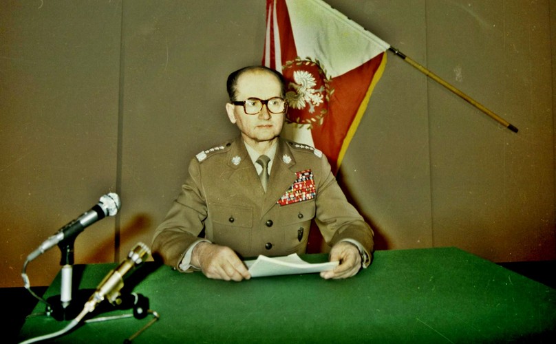 Gen. Wojciech Jaruzelski przygotowuje się w studiu do odczytania przemówienia informującego o wprowadzeniu stanu wojennego (źródło: Archiwum Dokumentacji Mechanicznej, Wojskowa Agencja Fotograficzna)