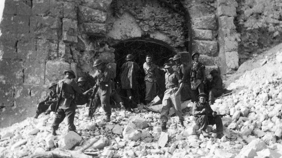 Żołnierze w ruinach opactwa na szczycie Monte Cassino