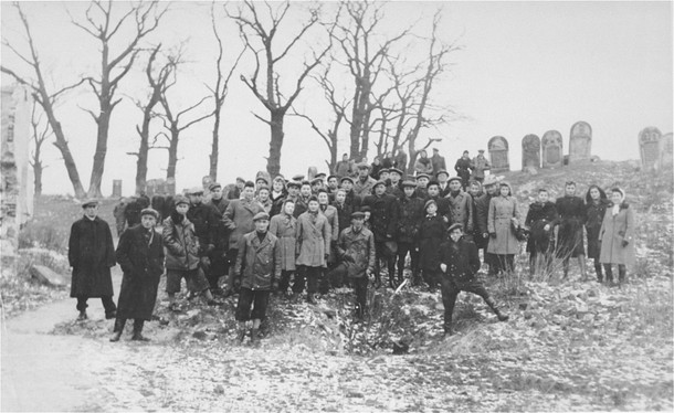 Grupa ocalałych Żydów przy zbiorowej mogile osób zamordowanych przez Niemców jesienią 1942 roku i na początku 1943 r. Cmentarz żydowski w Ostrowcu Świętokrzyskim, 11 października 1945 r.