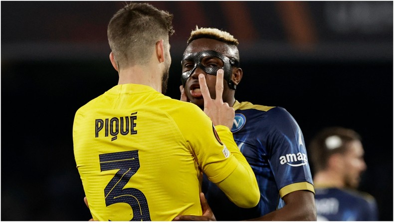 Victor Osimhen no retrocedió ante Piqué en el partido entre Barcelona y Napoli