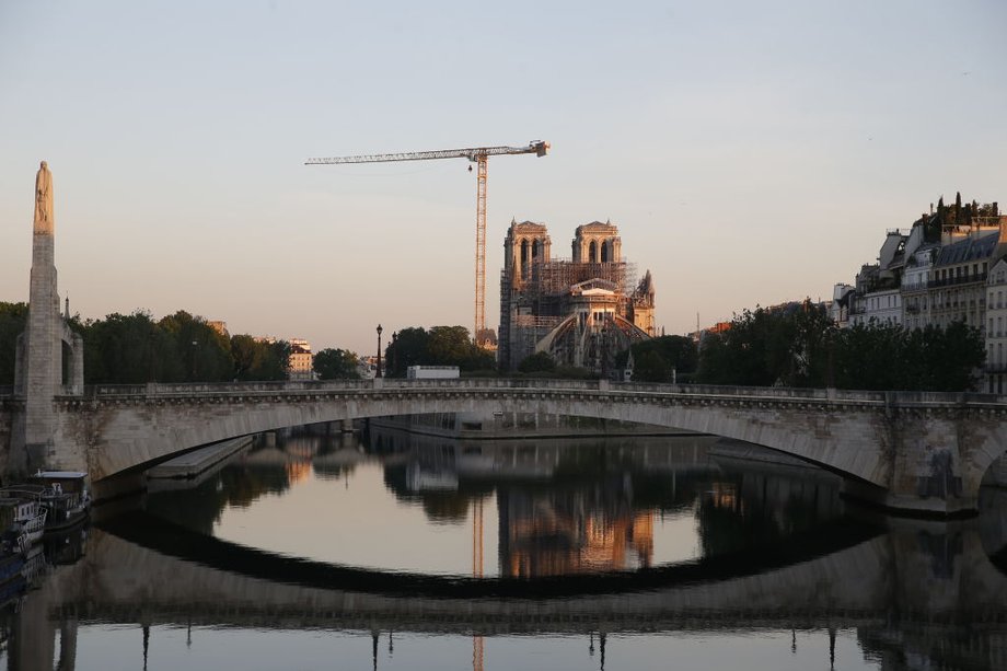 Rzeźba znajduje się na Pont de la Tournelle, jednym z mostów nad Sekwaną, z którego można podziwiać katedrę Notre Dame