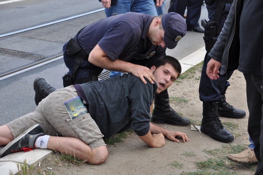 Preziru policiju, državu i kapitaliste: hapšenje anarhista ispred Sava centra u Beogradu