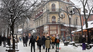 Rząd otworzył hotele i stoki. Do Zakopanego ruszyły tłumy turystów, tworzą się olbrzymie korki