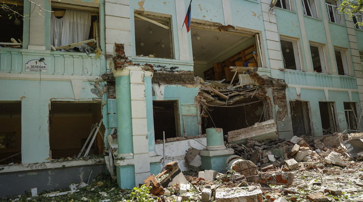Találatot kapott donyecki iskolaépület 2022. május 30-án, amikor a helyi hatóságok közlése szerint az ukrán hadsereg nehézfegyverekkel lőtte Donyeck városát. Csapások érték a városközpontot és négy közoktatási intézményt. A támadásban legkevesebb három ember, köztük egy gyermek életét vesztette, huszonegyen megsérültek / Fotó: MTI/EPA/Alessandro Guerra