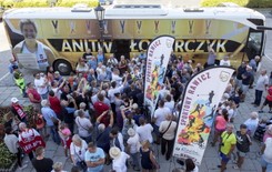 Anita Włodarczyk z Berlina wróciła złotym autobusem z własnym nazwiskiem na karoserii