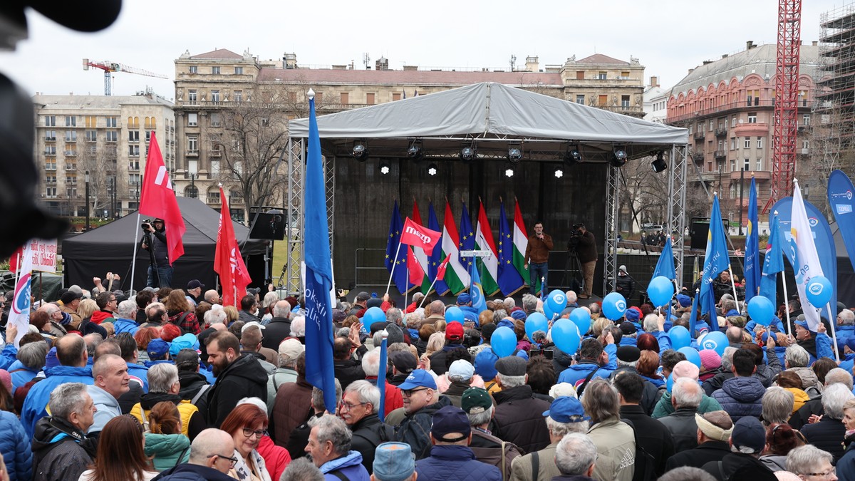 A közvetlen államfőválasztásért tüntetnek Budapesten: „Minden tudásunk megvan ahhoz, hogy ennél a rendszernél jobban kormányozzunk”  – fotók, videó