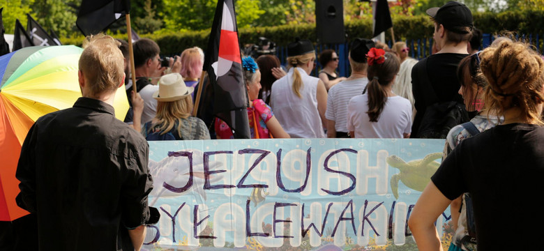 "Pogarda dla ludzi wierzących poraża". Sobecka donosi śledczym na demonstrację przed Radiem Maryja