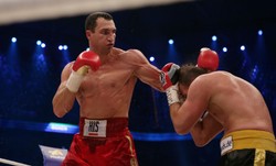 Władimir Kliczko zniszczył rywala i obronił mistrzowskie pasy. ZDJĘCIA