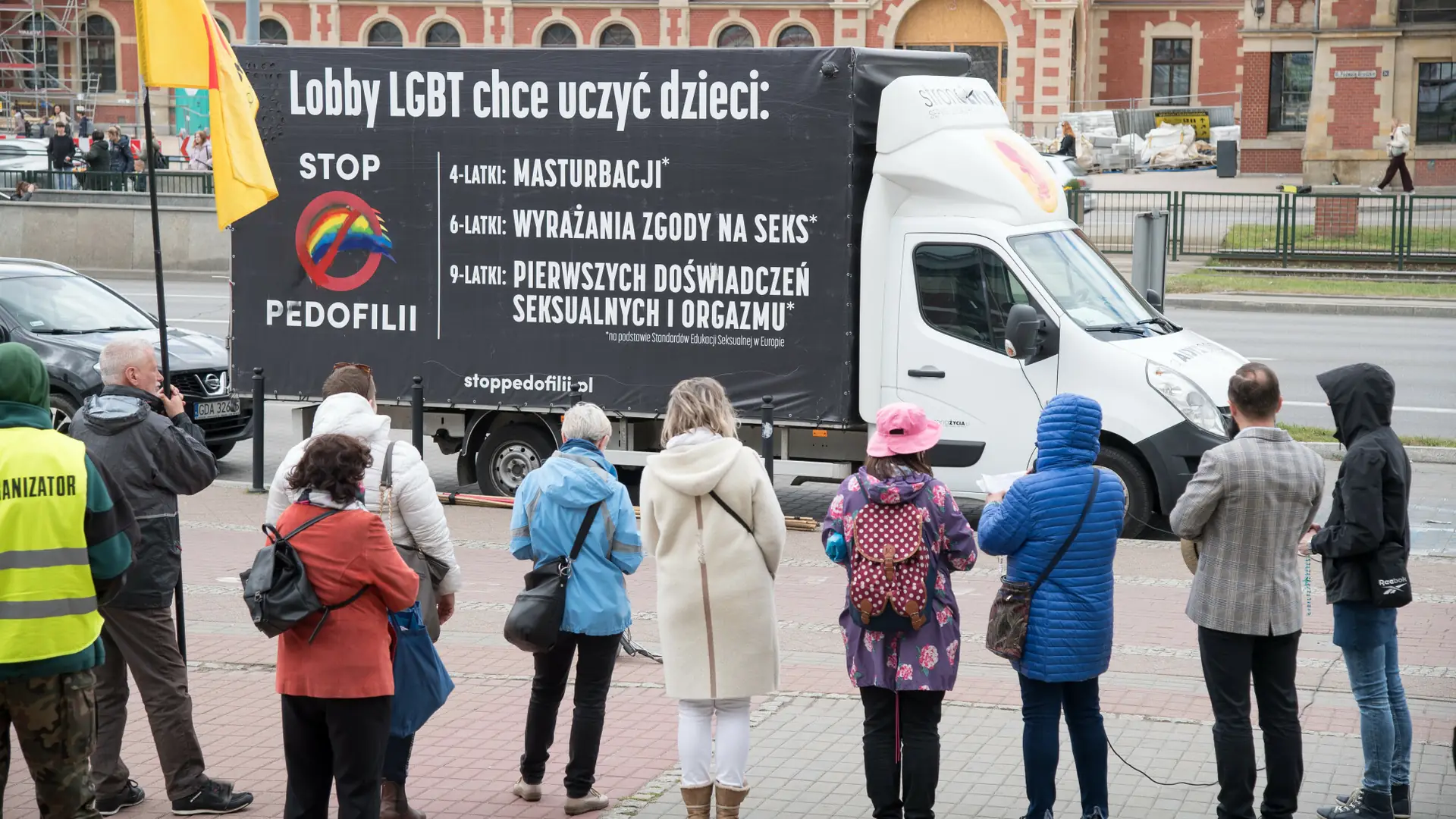 Przełomowy wyrok ws. homofobusów. "Kampania ma charakter szkalujący"