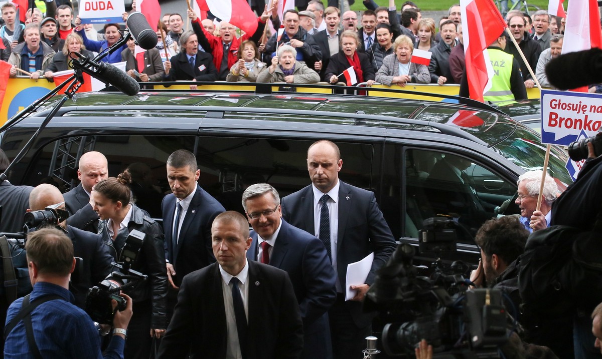 Bronisław Komorowski po przyjeździe do siedziby TVN w Warszawie