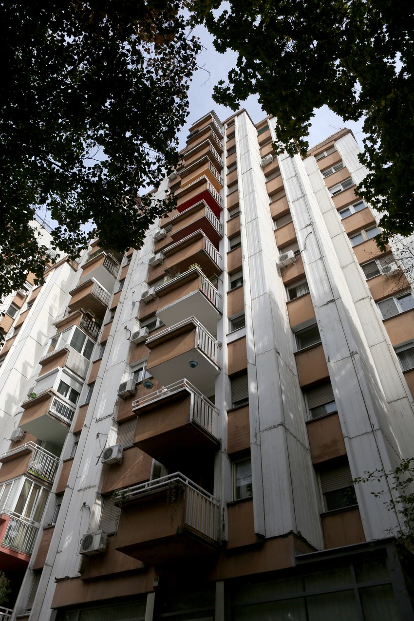 Muškarac je udario glavom o terasu na 12. spratu a onda je pao na pločnik ispred zgrade