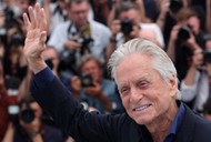 Michael Douglas pozuje reporterom przed przyznaniem mu honorowej Złotej Palmy podczas ceremonii otwarcia 76. Festiwalu Filmowego w Cannes, 16 maja 2023 r.