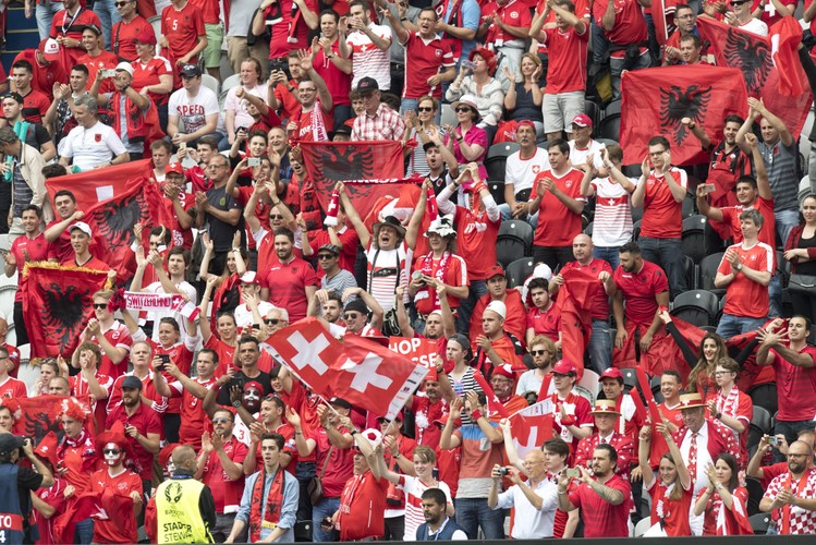 'Gang Albanii' na trybunach stworzył 'piekło', ale na Szwajcarów to nie wystarczyło