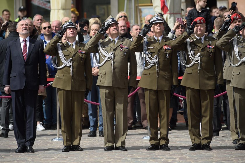 Oficerowie Macierewicza w służbie PRL i WSI