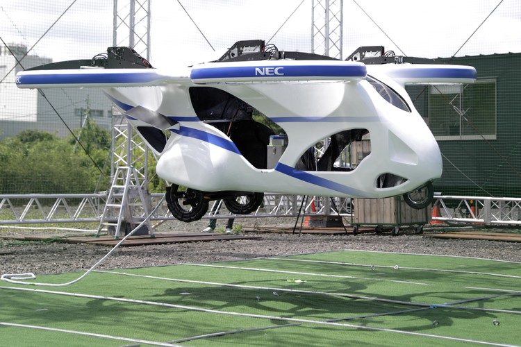 W ciągu ostatnich kilku lat w Japonii pojawiła się mała, pełna pasji społeczność samochodów latających, która wierzy, że Japonia ma wiedzę techniczną i odpowiednie środowisko do wspierania globalnego przemysłu latających pojazdów.