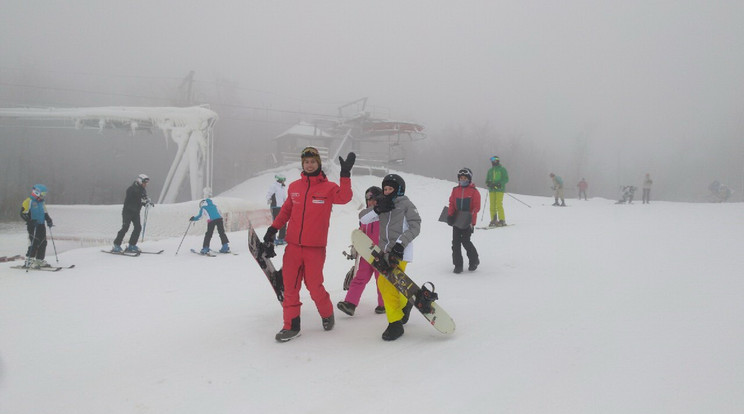 A behavazott pályán százak siklottak a dombokon a télies hidegben /Fotó: Intersport Síaréna Eplény