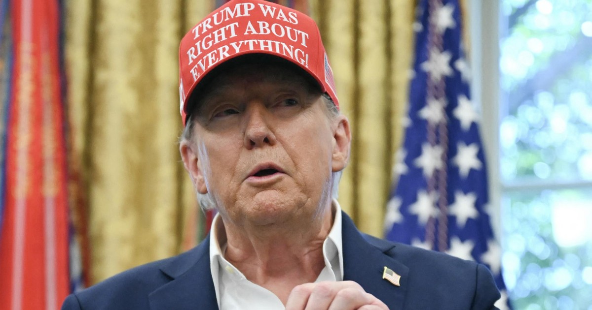 Trump znów zaskoczył. Wyciągnął z szuflady prezent od Putina i pokazał do kamer