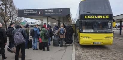 Autobusy pełne uchodźców przyjeżdżają do Warszawy. Jednak wcale nie wracają do Ukrainy puste