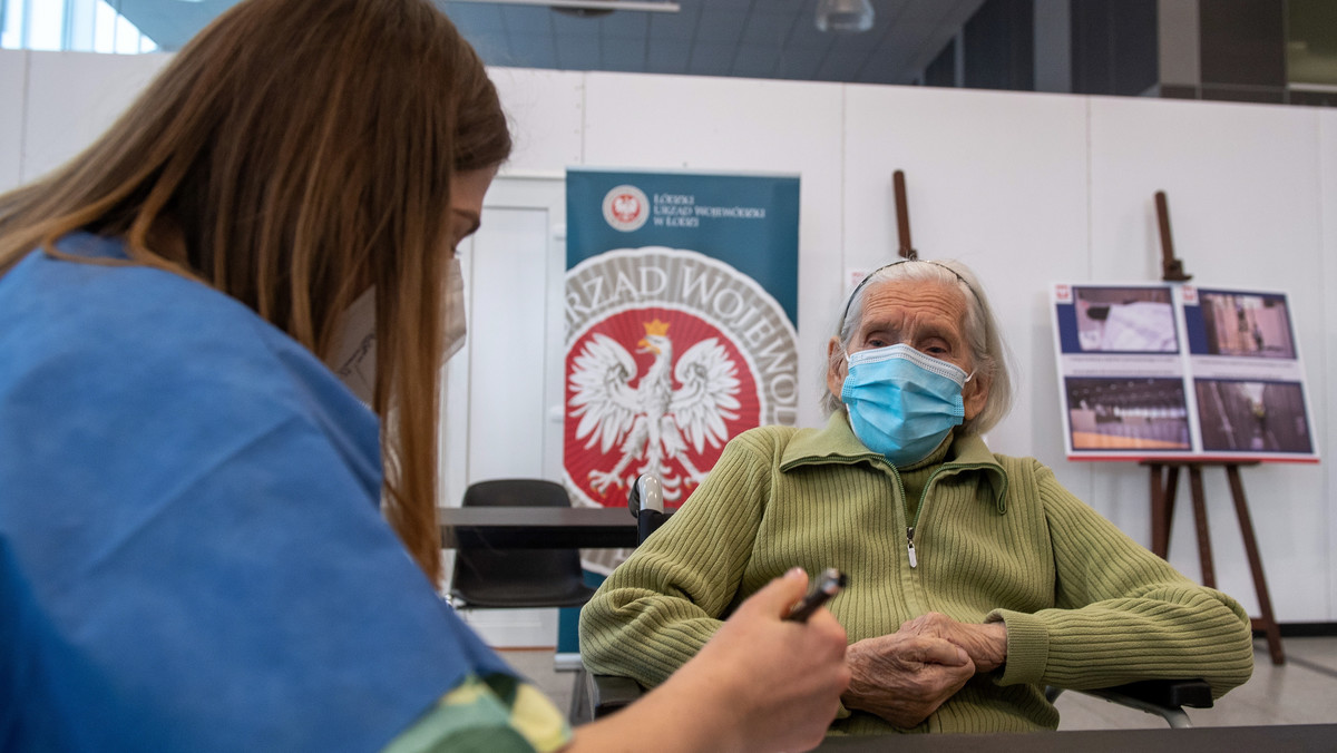 Łódź. Szczepienie 102-letniej seniorki Heleny Kaczmarek